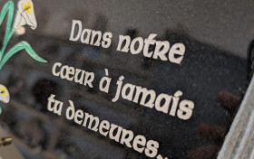 plaque funéraire gravure blanche